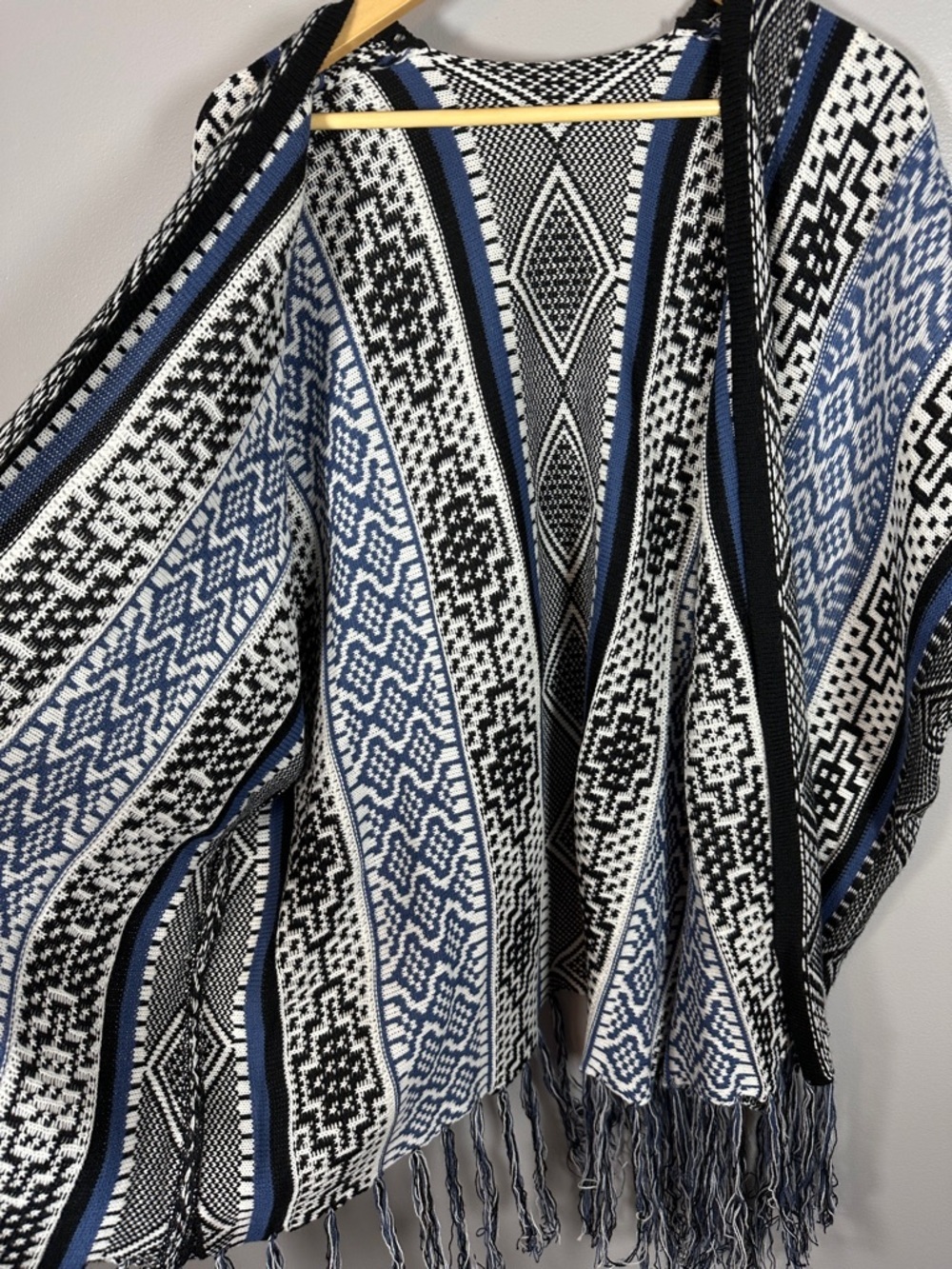 LAVA Southwestern Boho Tribal Aztec Fringe Open Poncho One Size - Picture 6 of 6